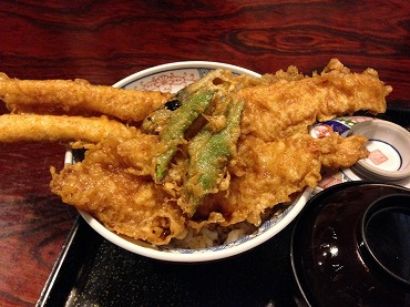 海老と穴子に鱚、野菜三種の特別上天丼　2400円